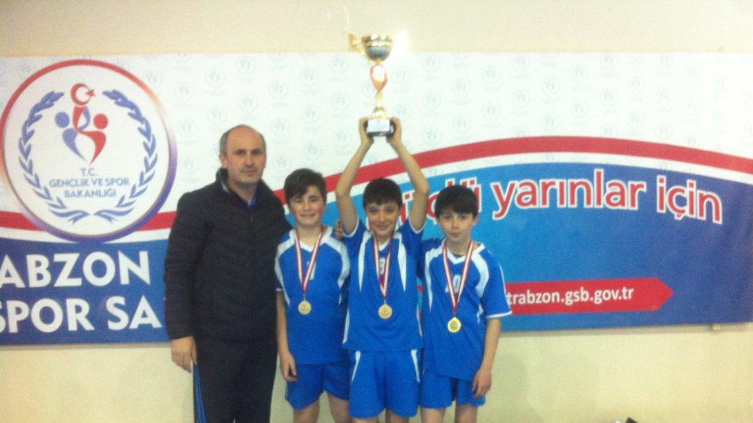 Işıklar Ortaokulu Küçük Erkekler Badminton Yarışmalarında  Trabzon Birincisi Oldu