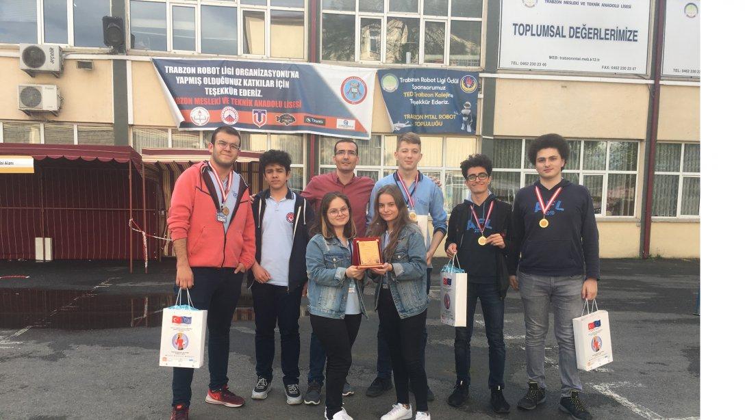 Trabzon Robot Ligi Turnuvasında Akçaabat Fen Lisesinden İki Derece Birden