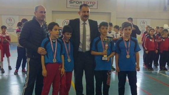 Işıklar Ortaokulu Küçük Erkek Badminton Takımı İl İkincisi Oldu